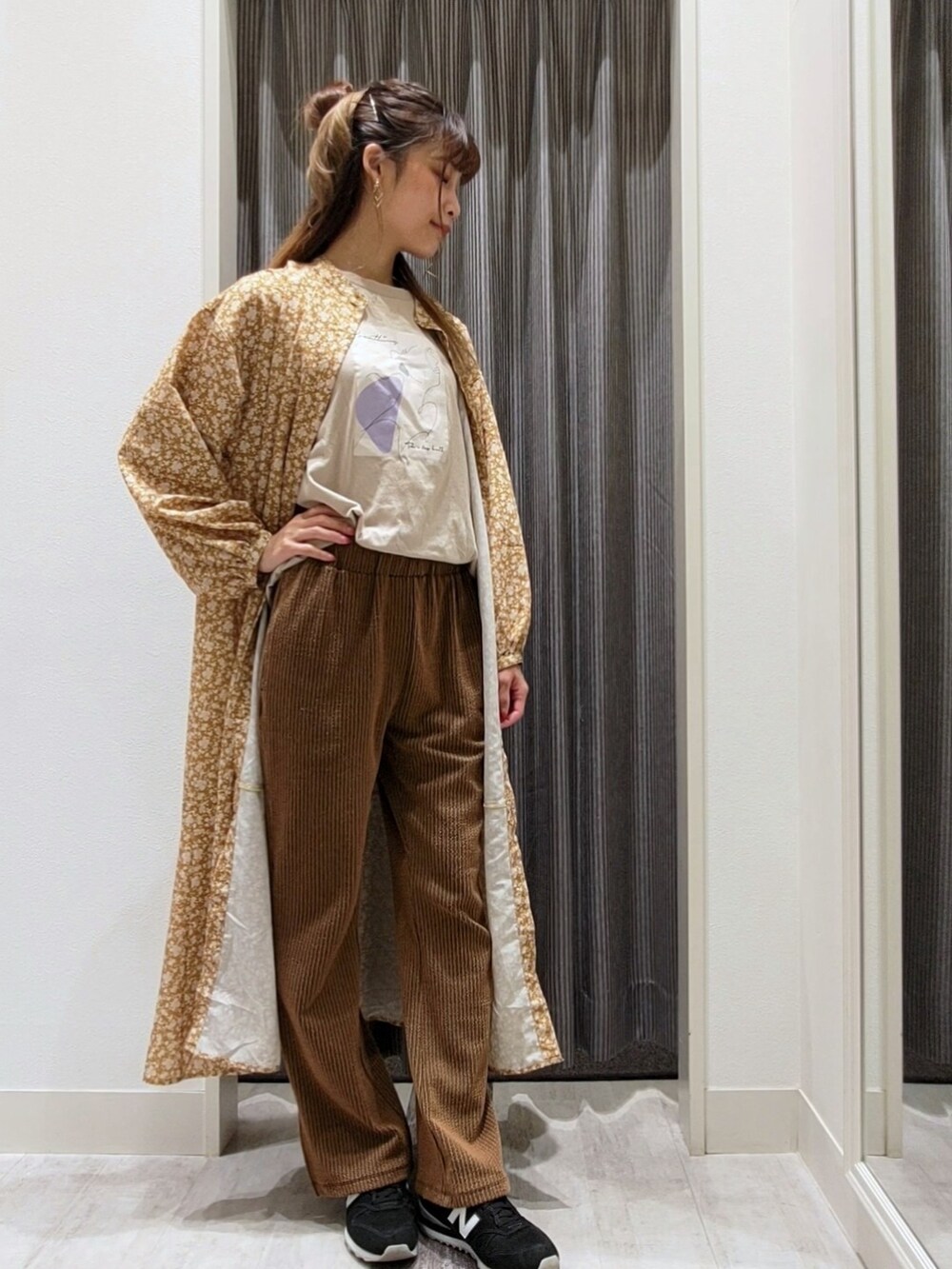 ブラウン系のその他パンツ、イエロー系のワンピース、ベージュ系のTシャツ/カットソーを着用したレディースの夏コーディネートの2枚目の写真