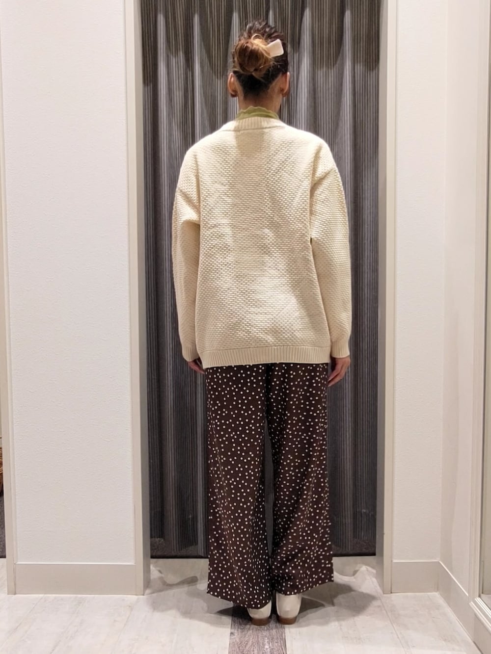 ホワイト系のカーディガン/ボレロ、グリーン系のニット/セーター、ホワイト系のドレスシューズを着用したレディースの秋コーディネートの3枚目の写真