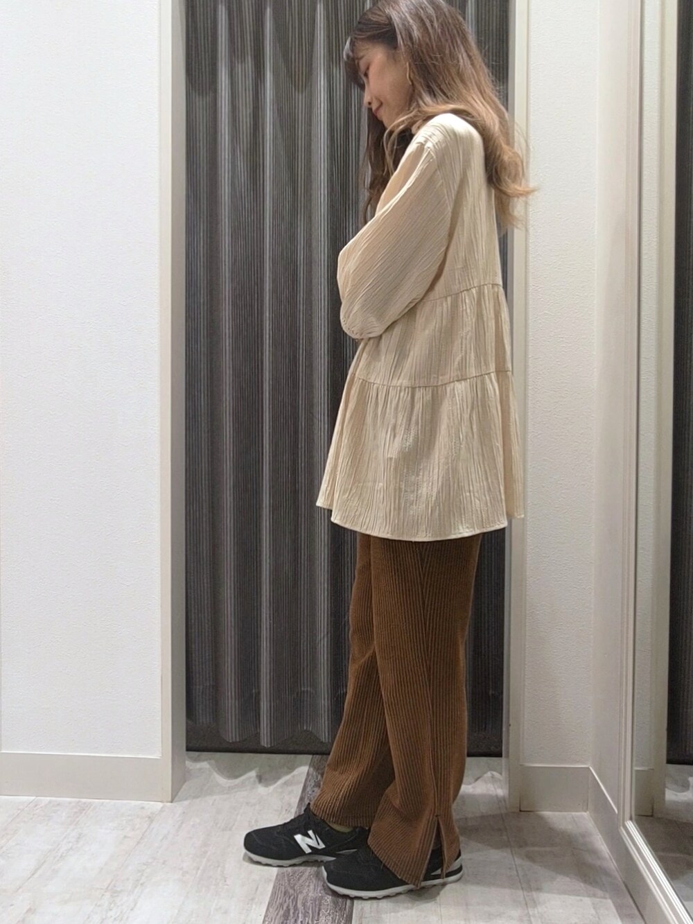 ブラウン系のその他パンツ、ホワイト系のシャツ/ブラウスを着用したレディースの秋コーディネートの2枚目の写真