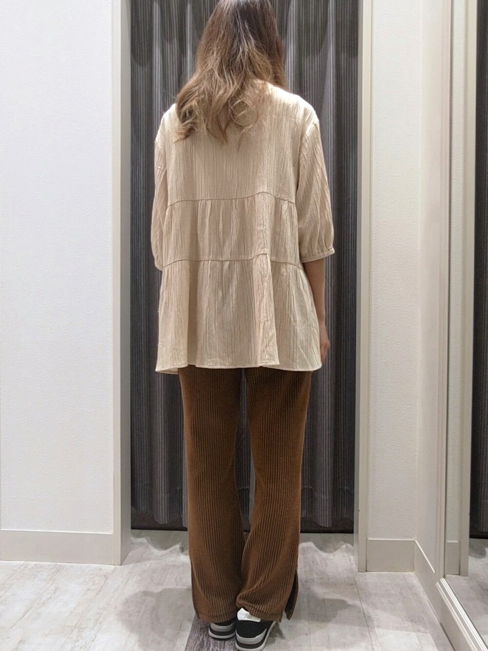 ブラウン系のその他パンツ、ホワイト系のシャツ/ブラウスを着用したレディースの秋コーディネートの3枚目の写真