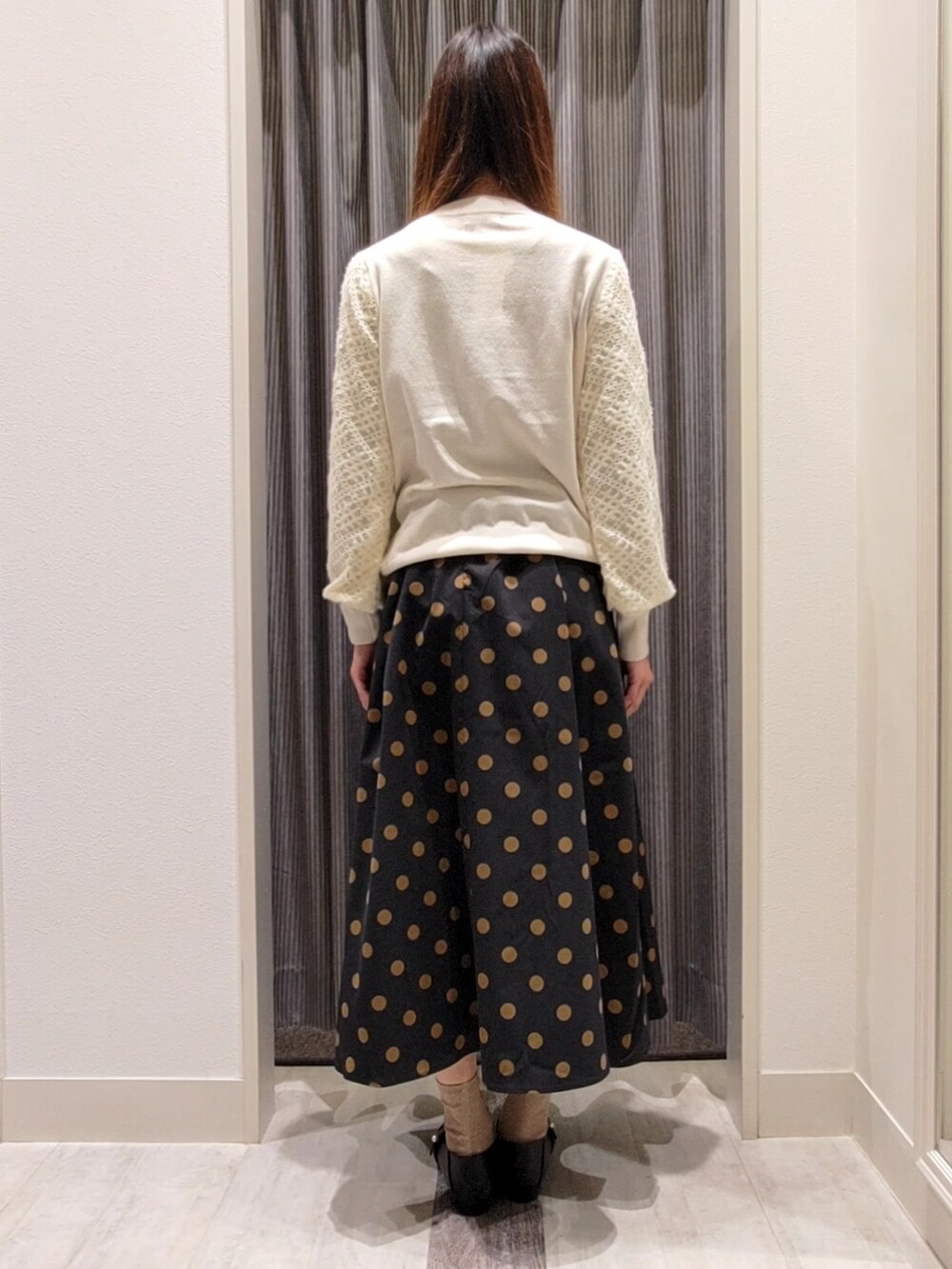 ブラック系のスカート、ブラック系のドレスシューズを着用したレディースの秋コーディネートの3枚目の写真