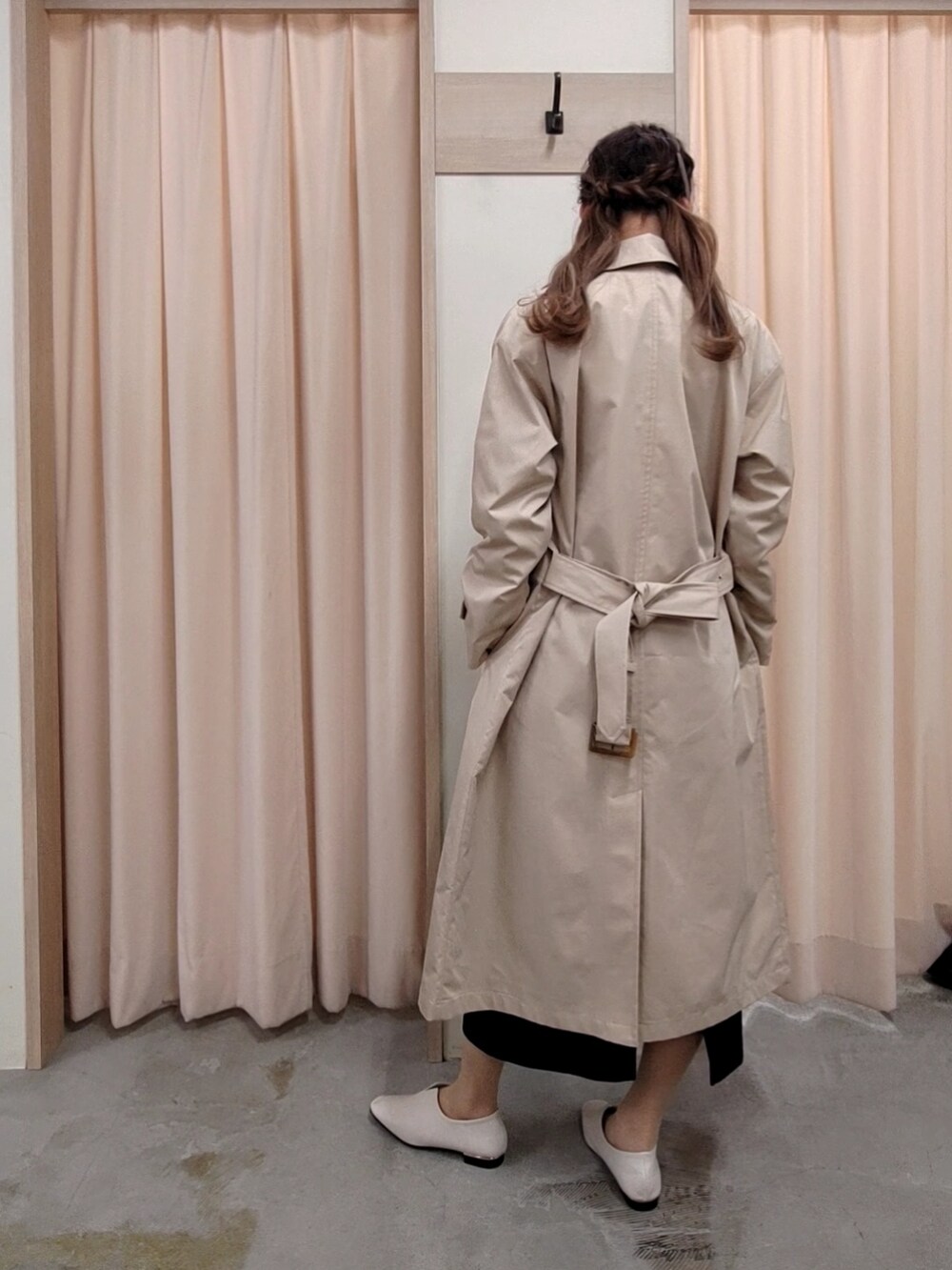 ホワイト系のその他シューズ、ベージュ系のトレンチコート、ブラック系のTシャツ/カットソーを着用したレディースの春コーディネートの2枚目の写真