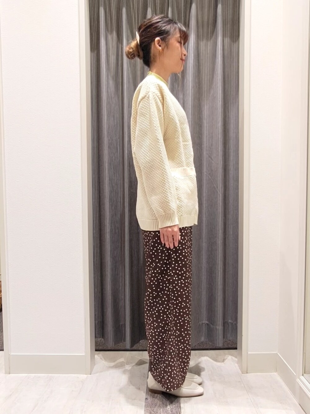 ホワイト系のカーディガン/ボレロ、グリーン系のニット/セーター、ホワイト系のドレスシューズを着用したレディースの秋コーディネートの2枚目の写真