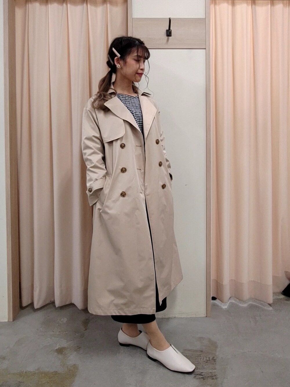 ホワイト系のその他シューズ、ベージュ系のトレンチコート、ブラック系のTシャツ/カットソーを着用したレディースの春コーディネートの4枚目の写真