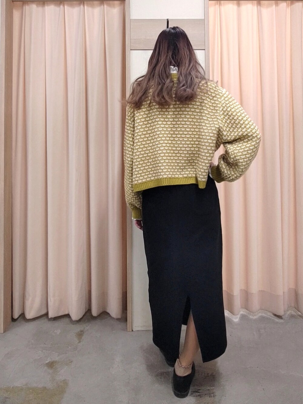 ブラック系のスカート、グリーン系のカーディガン/ボレロを着用したレディースの春コーディネートの2枚目の写真