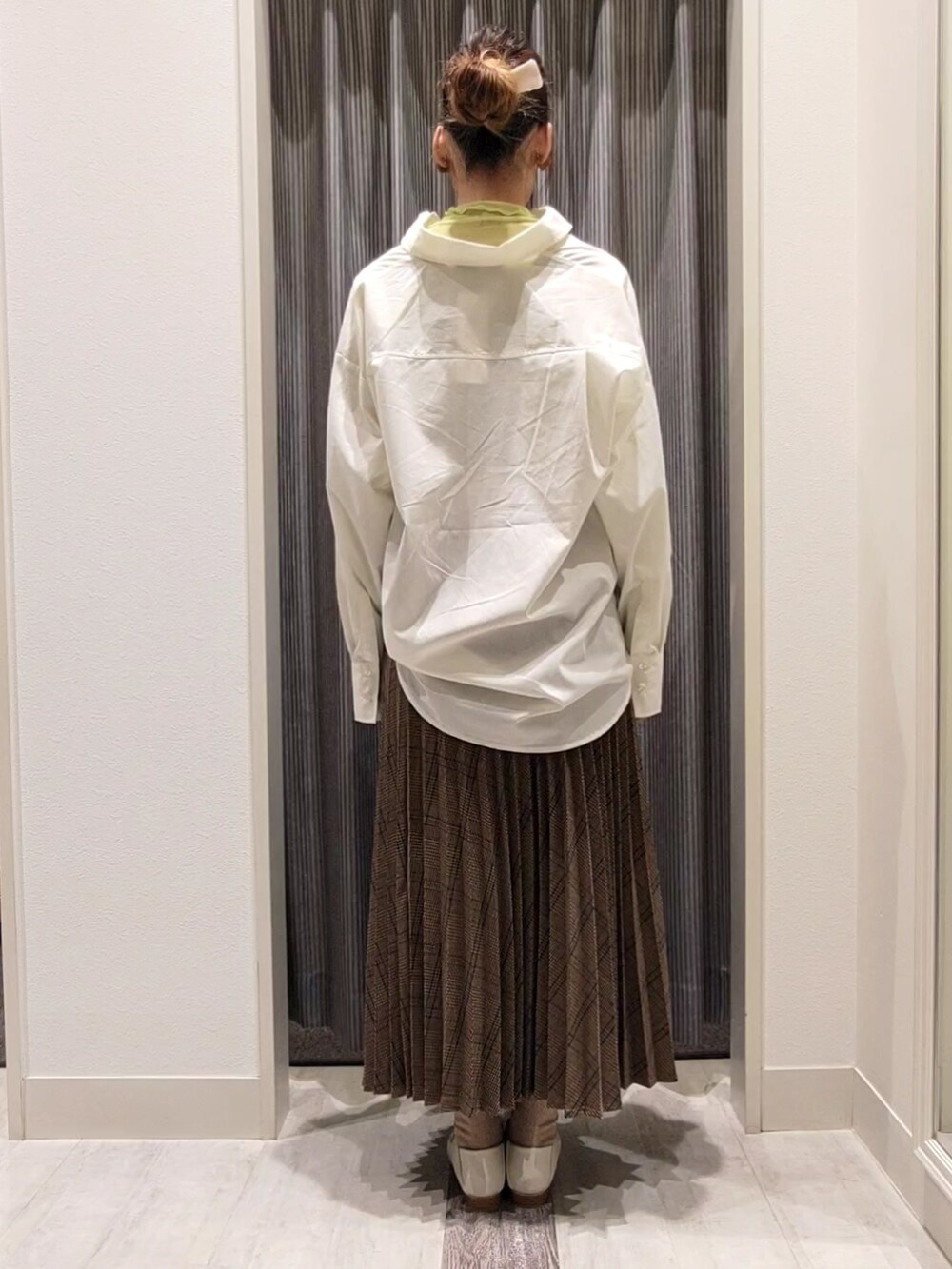 ホワイト系のドレスシューズ、ブラウン系のスカート、ホワイト系のシャツ/ブラウスを着用したレディースの秋コーディネートの4枚目の写真