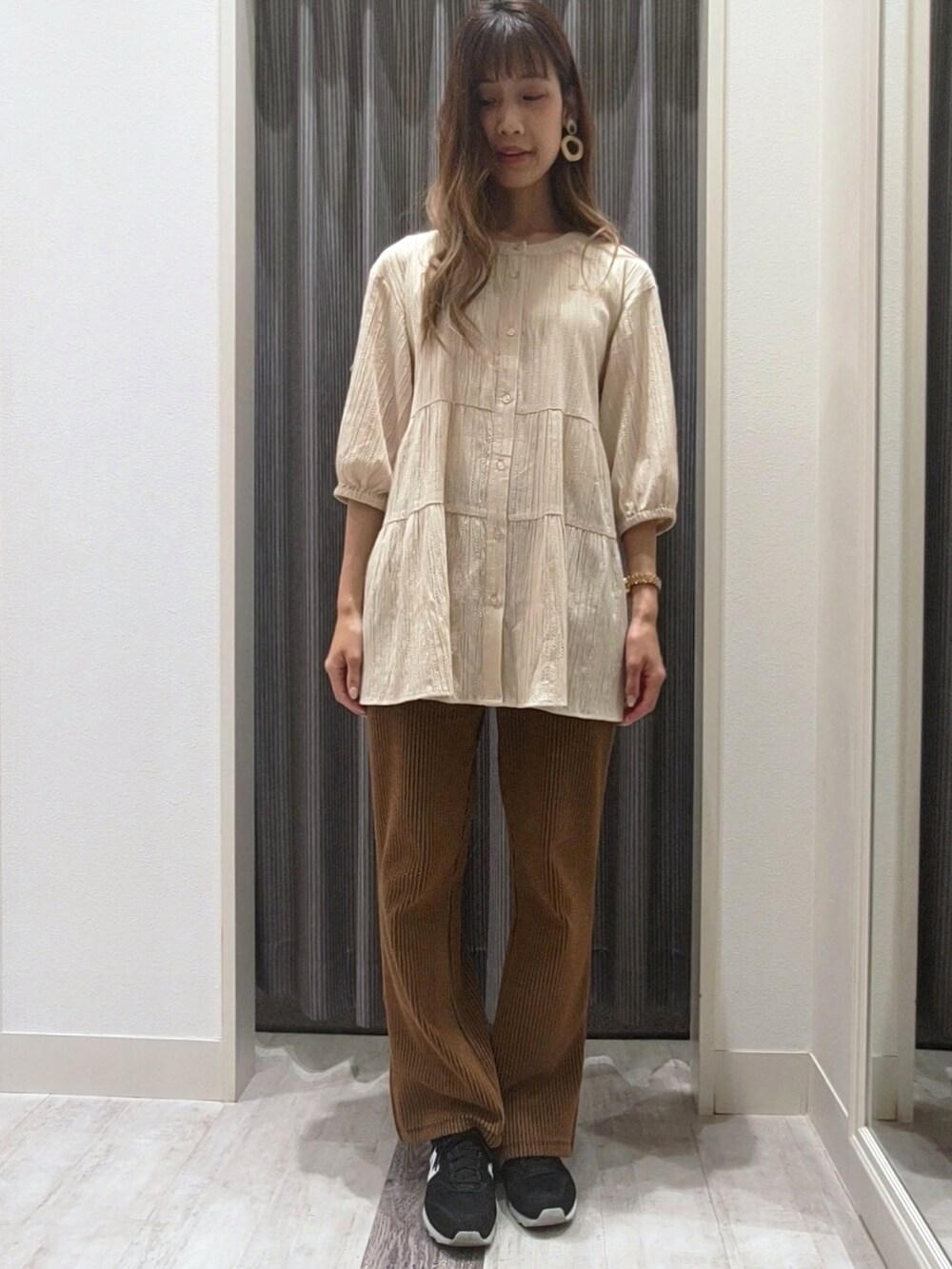 ブラウン系のその他パンツ、ホワイト系のシャツ/ブラウスを着用したレディースの秋コーディネートの5枚目の写真