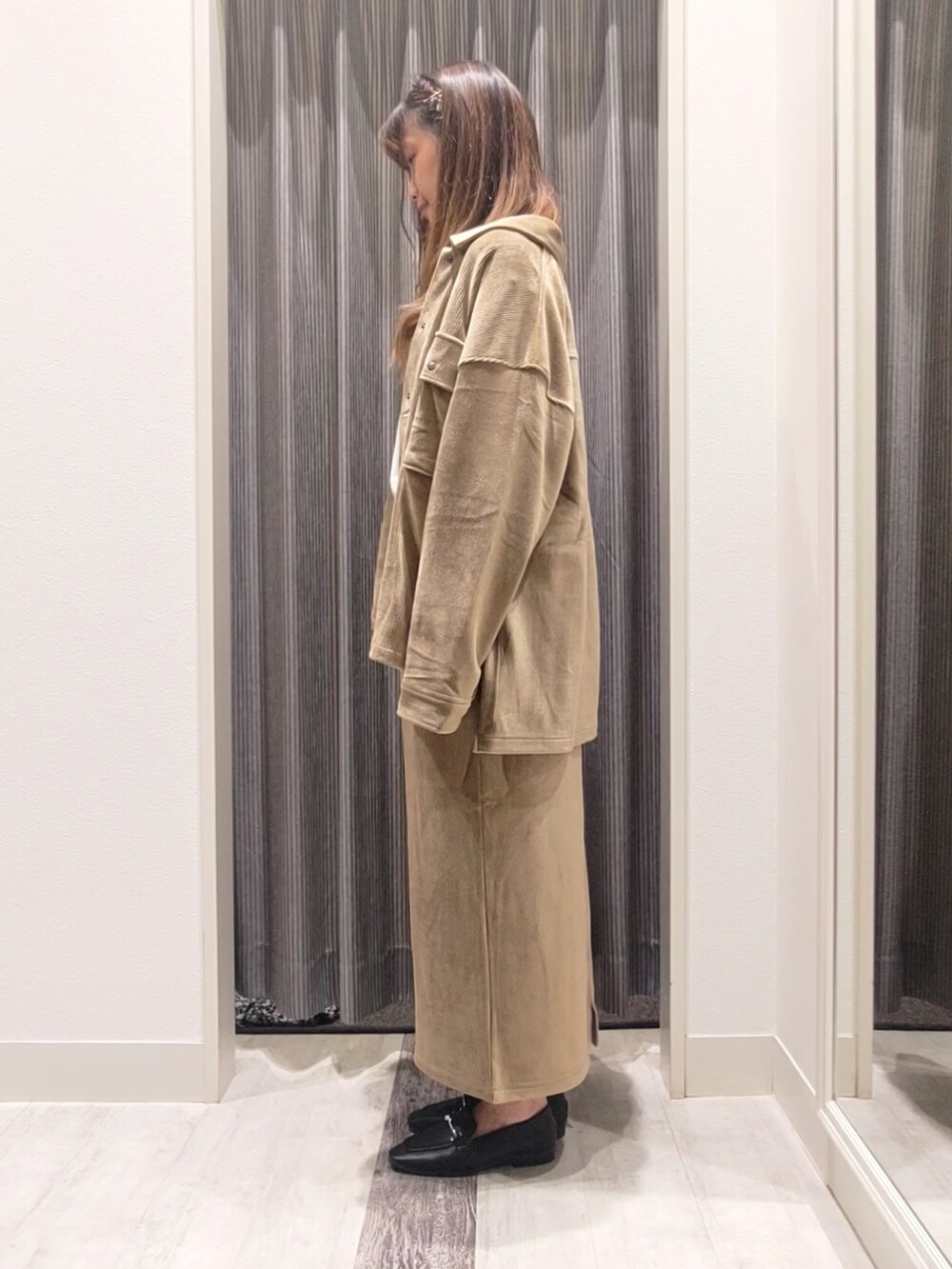 ホワイト系のTシャツ/カットソー、ホワイト系のスカート、ブラック系のドレスシューズを着用したレディースの秋コーディネートの3枚目の写真