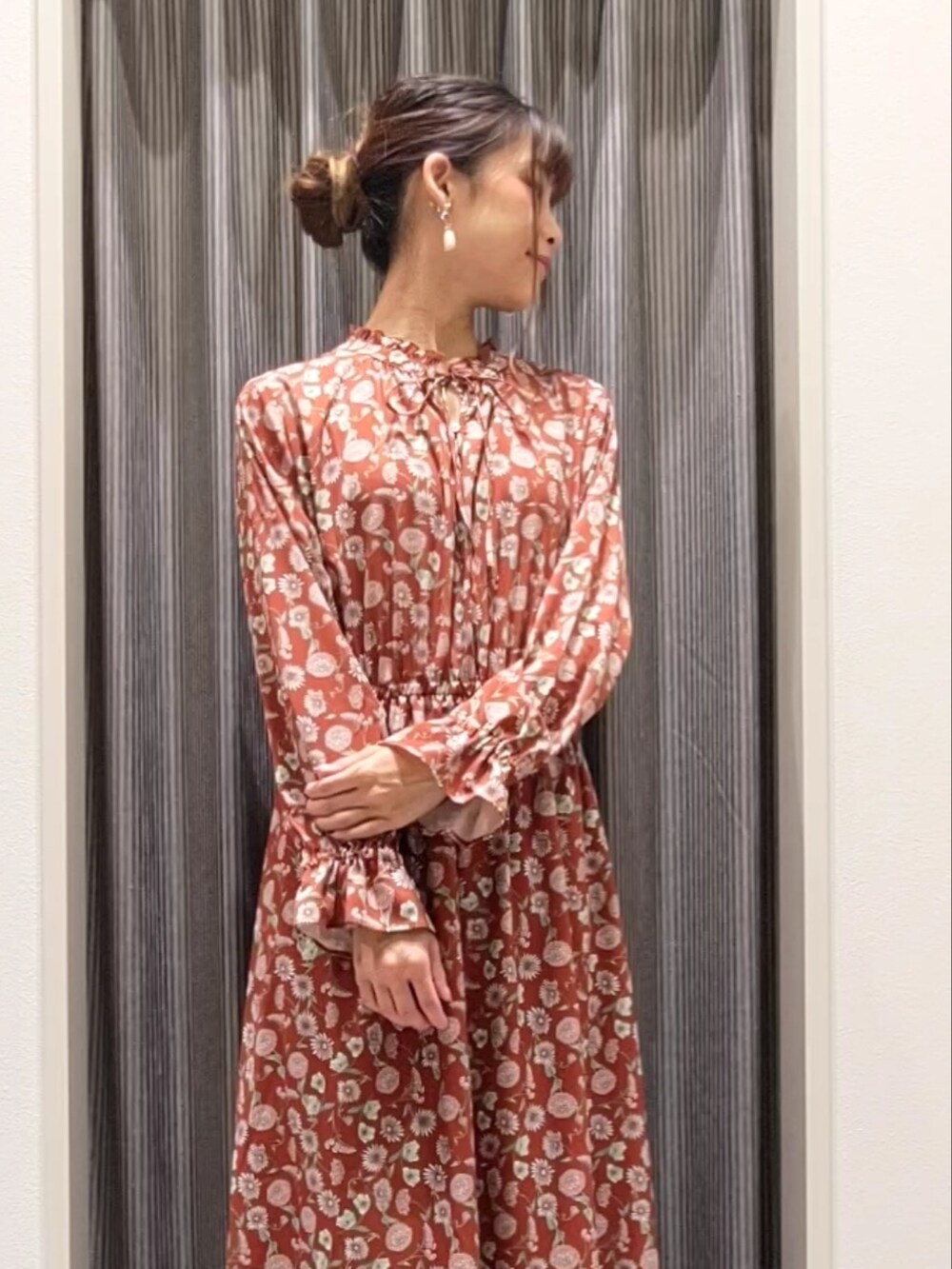 レッド系のワンピース、ホワイト系のブーツ、その他のその他を着用したレディースの秋コーディネートの4枚目の写真