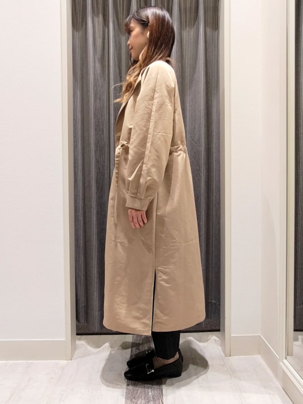 ベージュ系のその他アウター、イエロー系のニット/セーター、ブラック系のドレスシューズを着用したレディースの秋コーディネートの2枚目の写真