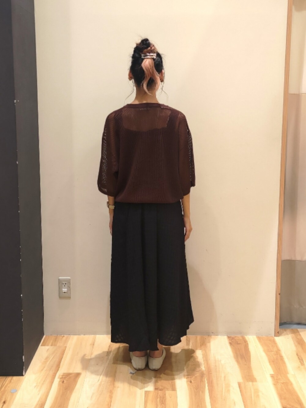 ブラック系のスカート、ブラウン系のニット/セーター、その他のその他を着用したレディースの秋コーディネートの3枚目の写真