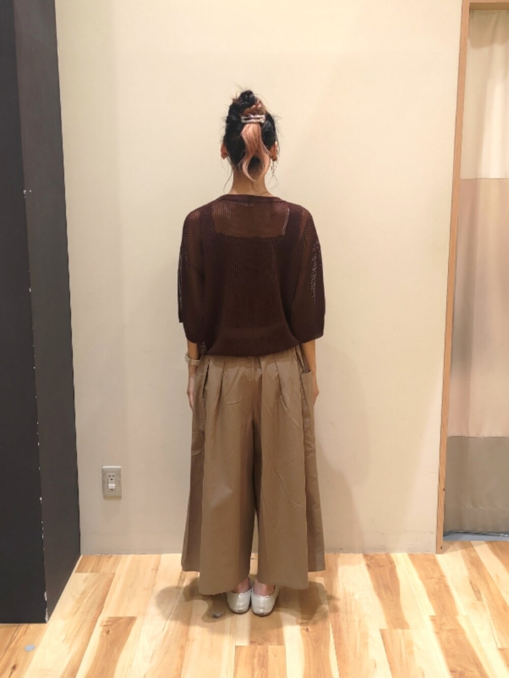 ブラウン系のニット/セーター、ベージュ系のその他パンツを着用したレディースの秋コーディネートの3枚目の写真