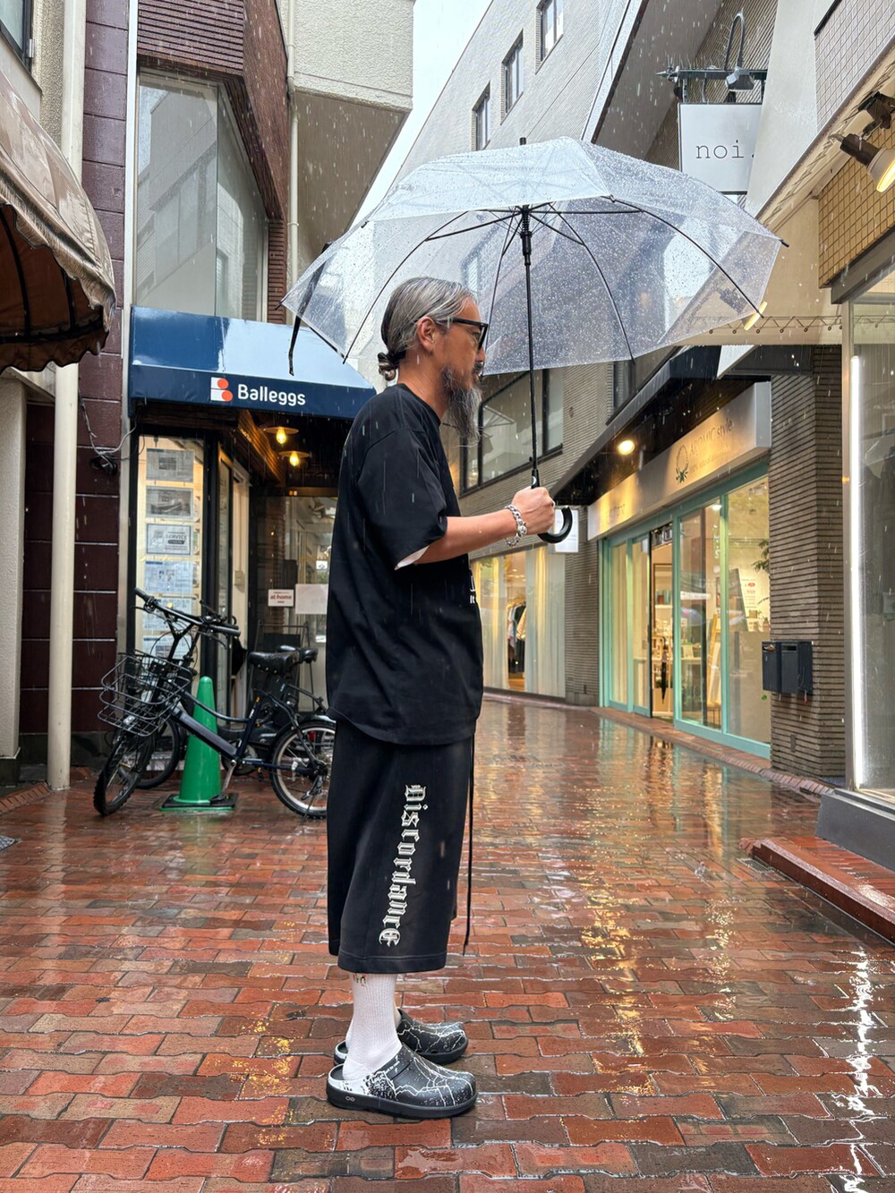 ブラック系のサンダル、ブラック系のスウェットパンツ、ブラック系のTシャツ/カットソーを着用したメンズの春コーディネートの4枚目の写真