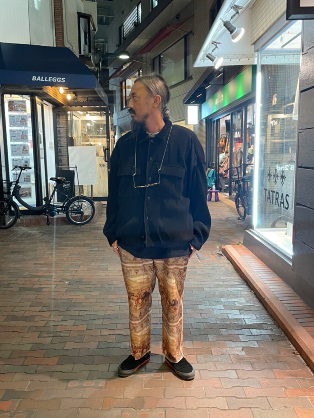 ブラック系のシャツ/ブラウスを着用したメンズの秋コーディネートの2枚目の写真