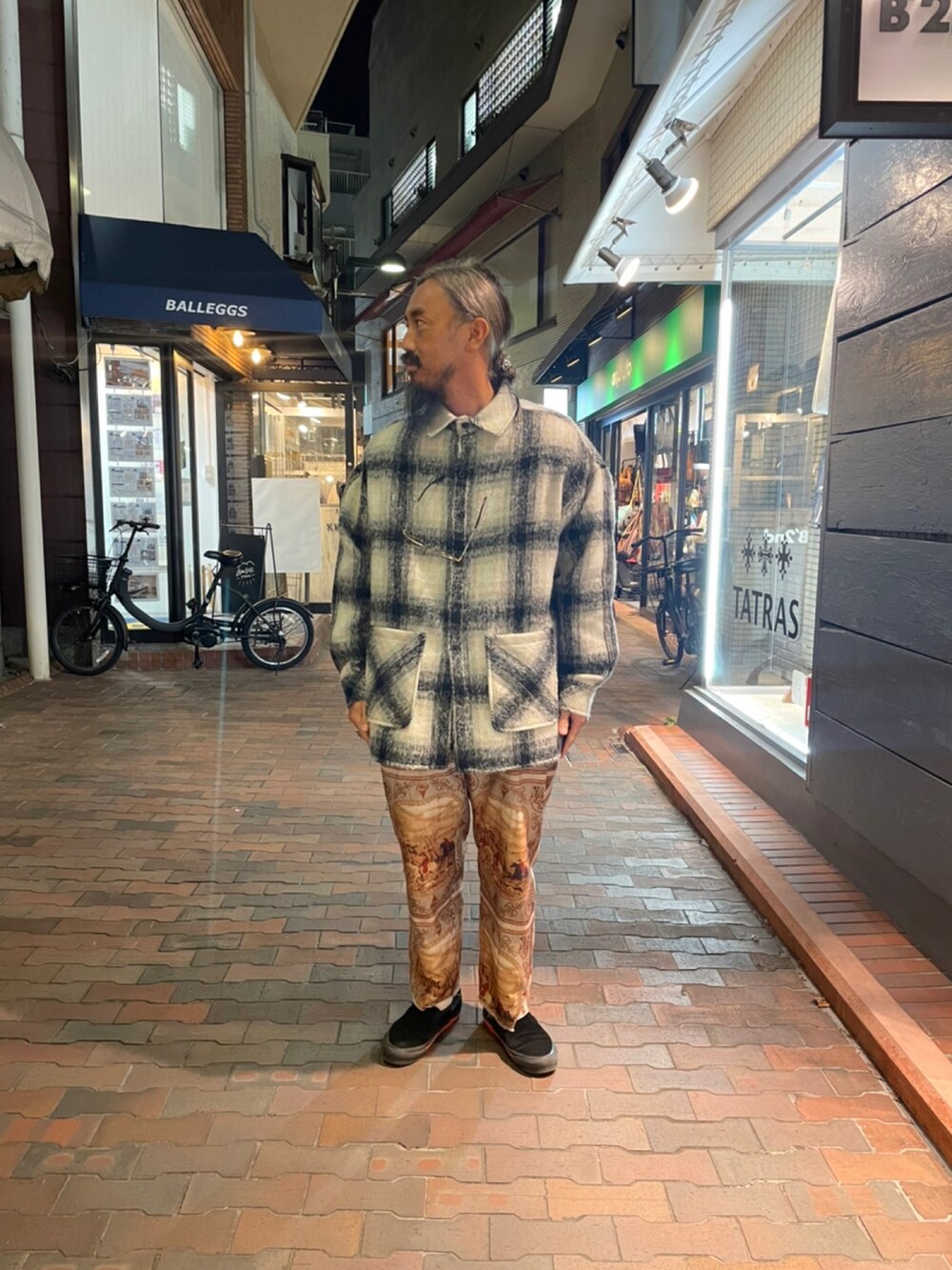 ブラック系のシャツ/ブラウスを着用したメンズの秋コーディネートの2枚目の写真