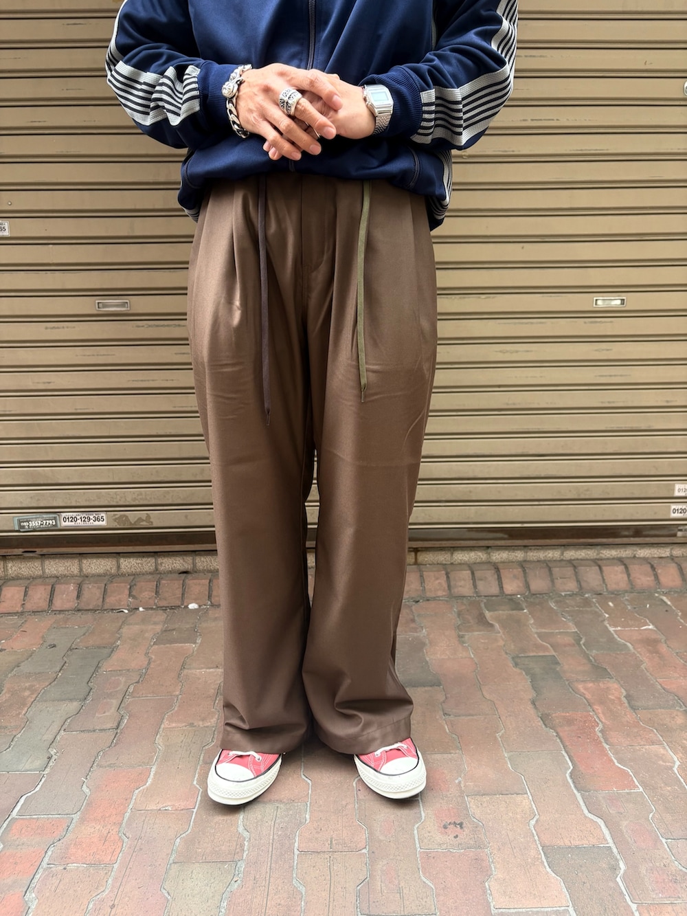 ブラウン系のチノパンツを着用したメンズの秋コーディネートの3枚目の写真