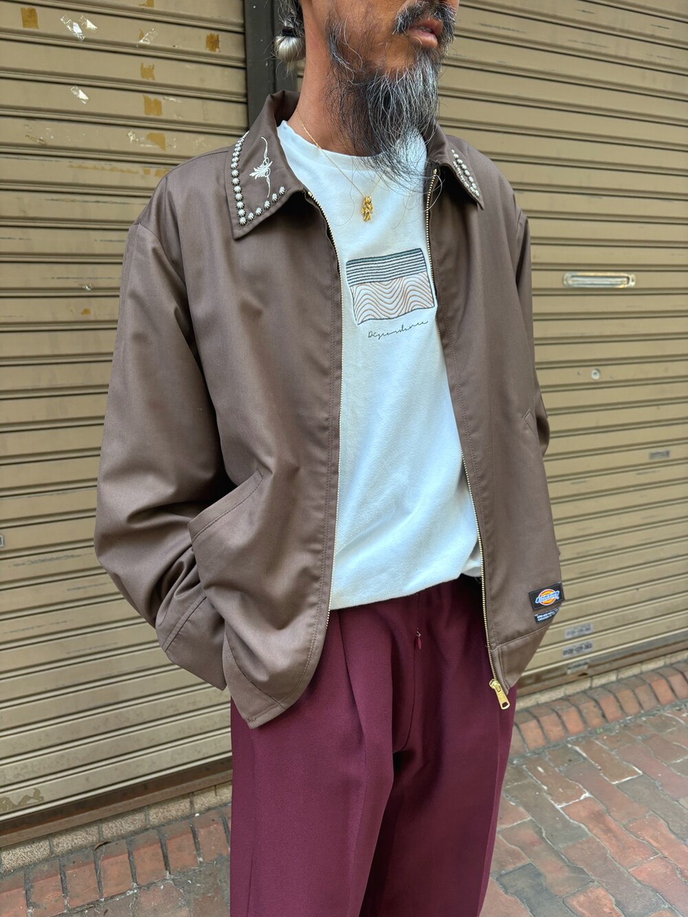 ブラウン系のその他アウターを着用したメンズの秋コーディネートの2枚目の写真