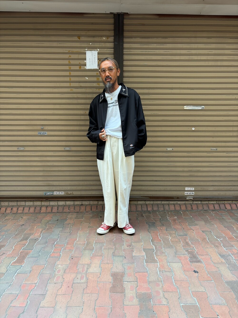 ブラック系のその他アウターを着用したメンズの秋コーディネートの2枚目の写真