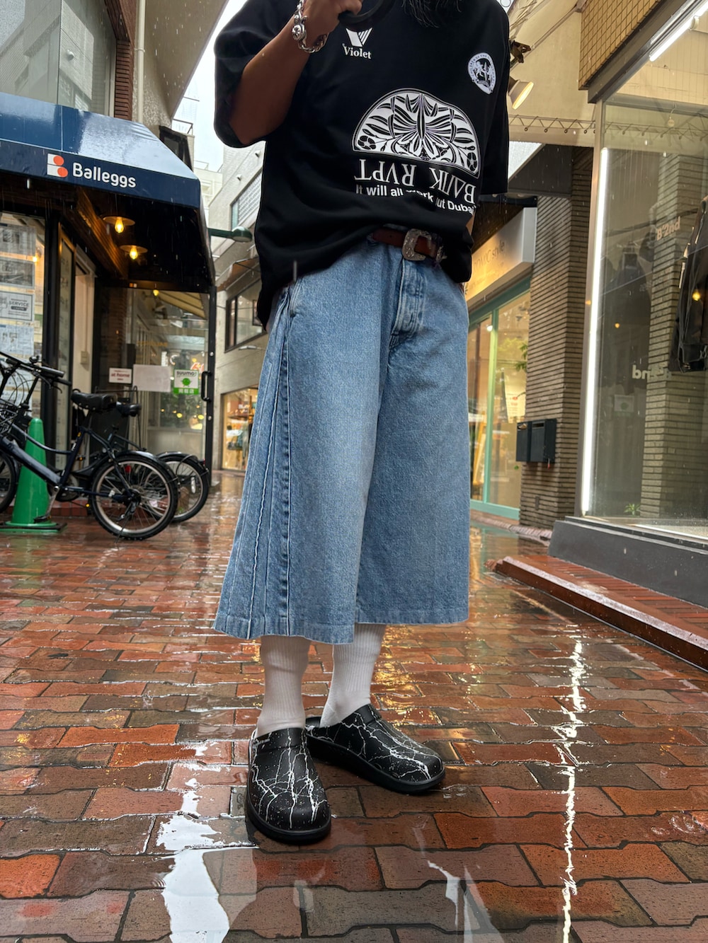 ブラック系のサンダル、ブルー系のデニムパンツ、ブラック系のTシャツ/カットソーを着用したメンズの春コーディネートの4枚目の写真