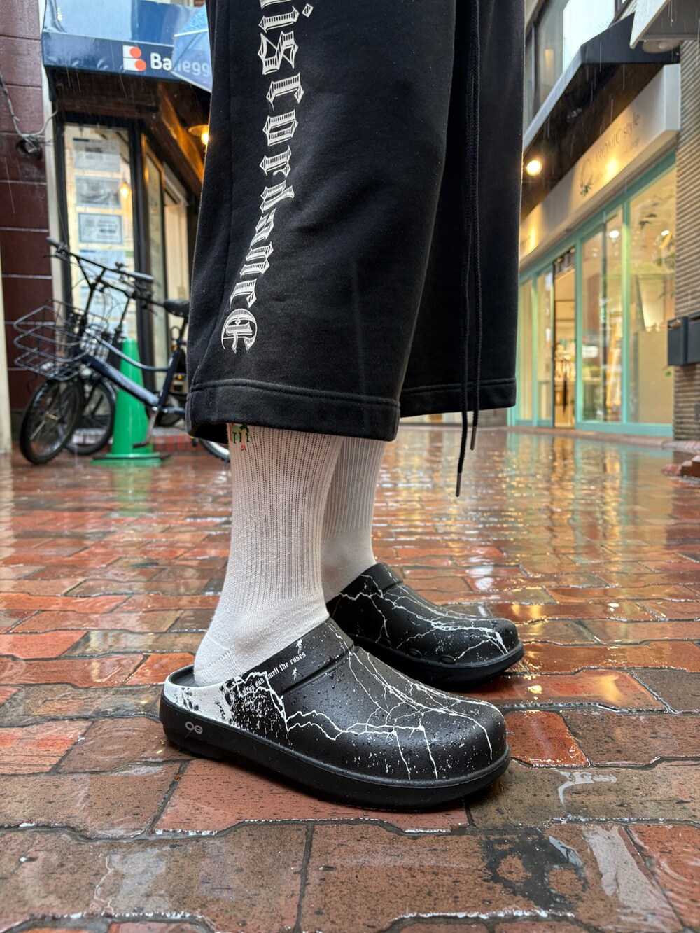 ブラック系のサンダル、ブラック系のスウェットパンツ、ブラック系のTシャツ/カットソーを着用したメンズの春コーディネートの5枚目の写真