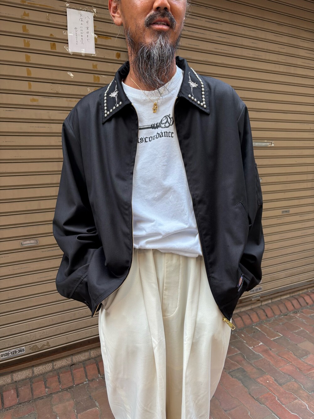 ブラック系のその他アウターを着用したメンズの秋コーディネートの3枚目の写真