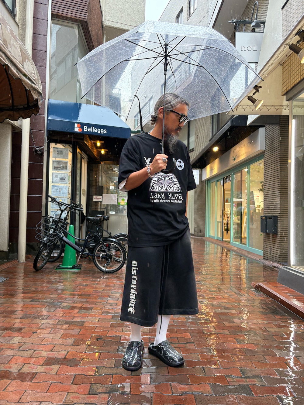 ブラック系のサンダル、ブラック系のスウェットパンツ、ブラック系のTシャツ/カットソーを着用したメンズの春コーディネートの2枚目の写真