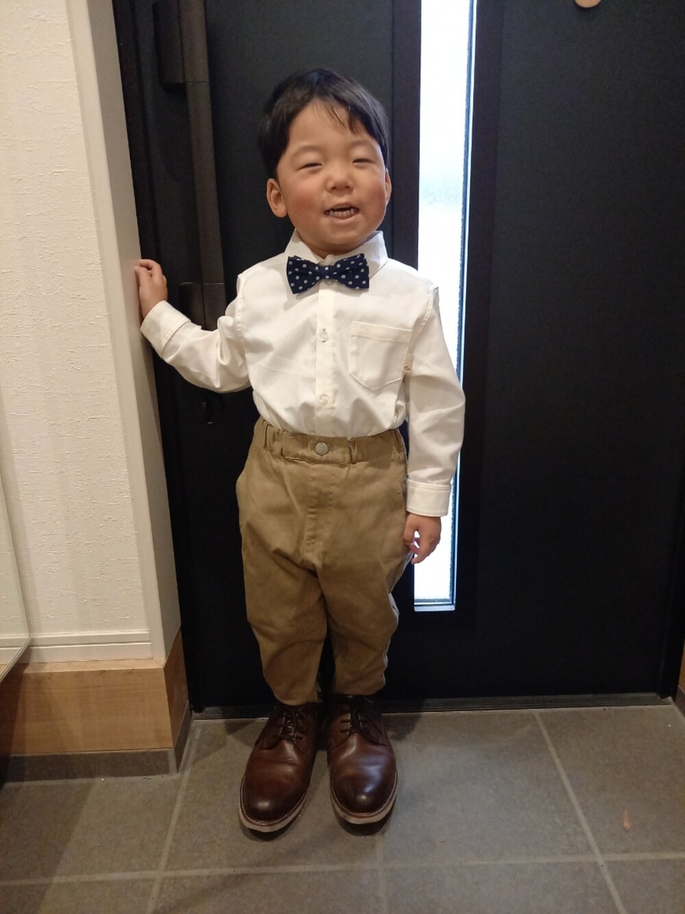 「プチプラ、シャツ好き集まれ、キッズファッション、シンプルコーデ、春コーデ、男の子コーデ、カジュアル、きれいめカジュアル、卒園式、蝶ネクタイ、サスペンダー」｜「VANSのVANS ヴァンズ OLD SKOOL(15-22) オールドスクール　V36CS PUZZLE NAVY（スニーカー、ブルー系）」を使った、aoto*senaさん（キッズ・90cm）の夏コーディネートの2枚目の写真