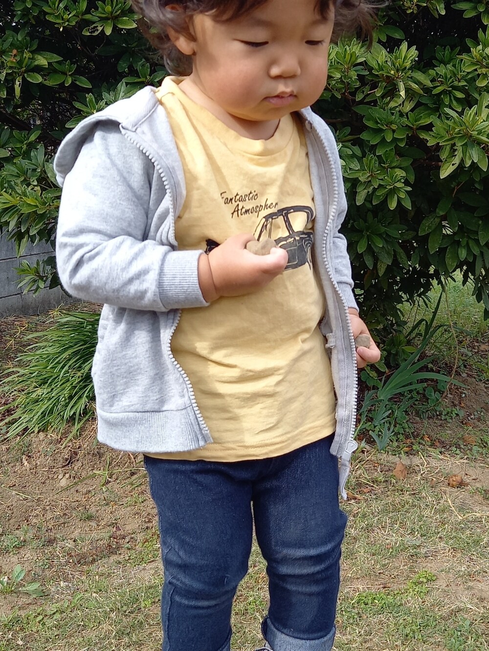 「秋冬コーデ、男の子コーデ、パンツスタイル、スニーカー、パーカー、ニット帽、カジュアル、シンプル、おしゃれさんと繋がりたい」｜「VANSのアイテム（スニーカー、ブラック系）」を使った、aoto*senaさん（キッズ・80cm）の秋コーディネートの2枚目の写真