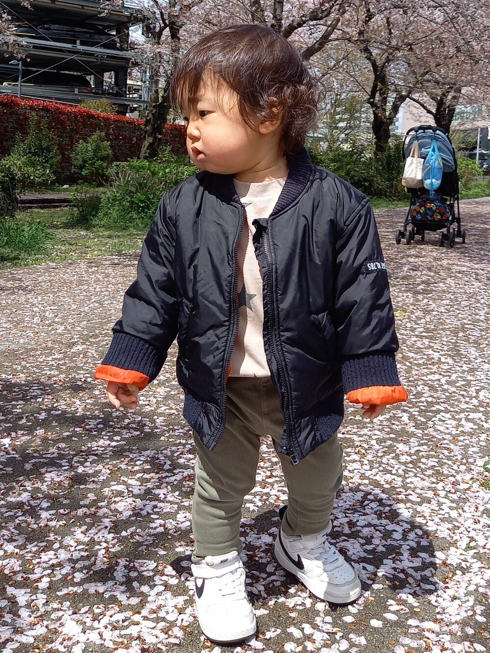 「はじめましてコーデ、シンプルコーデ、男の子コーデ、カジュアルコーデ、おしゃれさんと繋がりたい、西松屋、カジュアル、キャップ、白スニーカー」｜「NIKEのアイテム（スニーカー、ホワイト系）」を使った、aoto*senaさん（キッズ・70cm）の春コーディネートの3枚目の写真