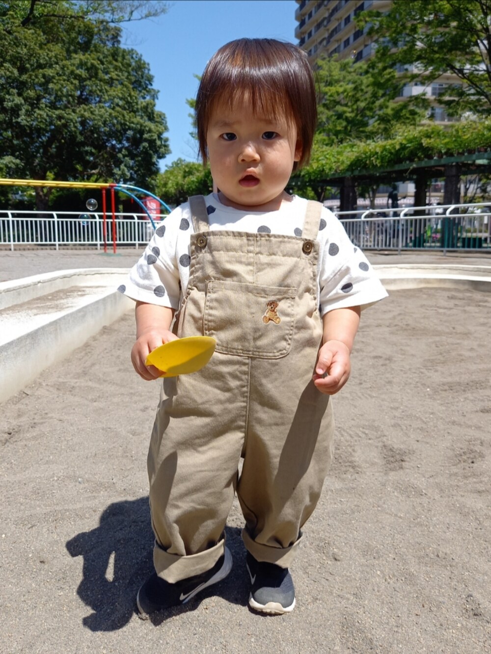 「キッズファッション、春夏コーデ、休日スタイル、GWコーデ、むすこーで、男の子コーデ、夏コーデ、プチフラコーデ、ゆるコーデ、カジュアルコーデ、プチプラ、Tシャツ、夏だ！Tシャツ着よう！、サロペット、オーバーオール」｜「NIKEのNIKE / タンジュン TDV 23（13～16cm）（スニーカー、ブラック系）」を使った、aoto*senaさん（キッズ・90cm）の春コーディネートの2枚目の写真
