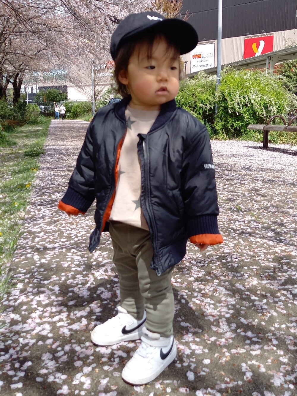 「はじめましてコーデ、シンプルコーデ、男の子コーデ、カジュアルコーデ、おしゃれさんと繋がりたい、西松屋、カジュアル、キャップ、白スニーカー」｜「NIKEのアイテム（スニーカー、ホワイト系）」を使った、aoto*senaさん（キッズ・70cm）の春コーディネートの4枚目の写真