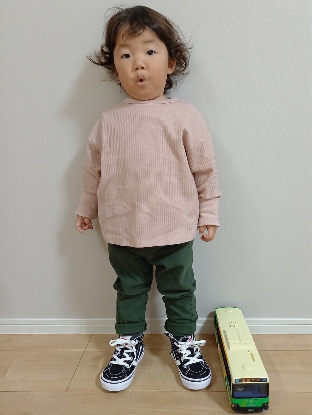 「秋コーデ、シンプルコーデ、kids、おとこのこ、プチプラコーデ、カーキ、ピンク、スニーカー、VANS」｜「VANSのアイテム（スニーカー、ブラック系）」を使った、aoto*senaさん（キッズ・80cm）の秋コーディネートの2枚目の写真
