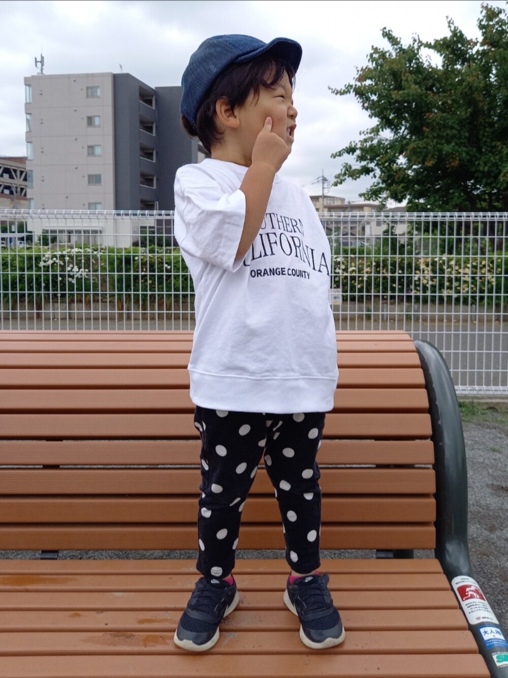「モノトーン、プチプラ、雨の日コーデ、シャツ好き集まれ、キッズファッション、シンプルコーデ、男の子コーデ、むすこーで、きれいめカジュアル、カジュアル、ロゴT、キャップ、ドット、ビックシルエット」｜「NIKEのNIKE ナイキ 12-16 TANJUN EZ (TDV) タンジュン EZ TDV KDX9043 003BLACK/WHITE（スニーカー、ブラック系）」を使った、aoto*senaさん（キッズ・90cm）の夏コーディネートの3枚目の写真