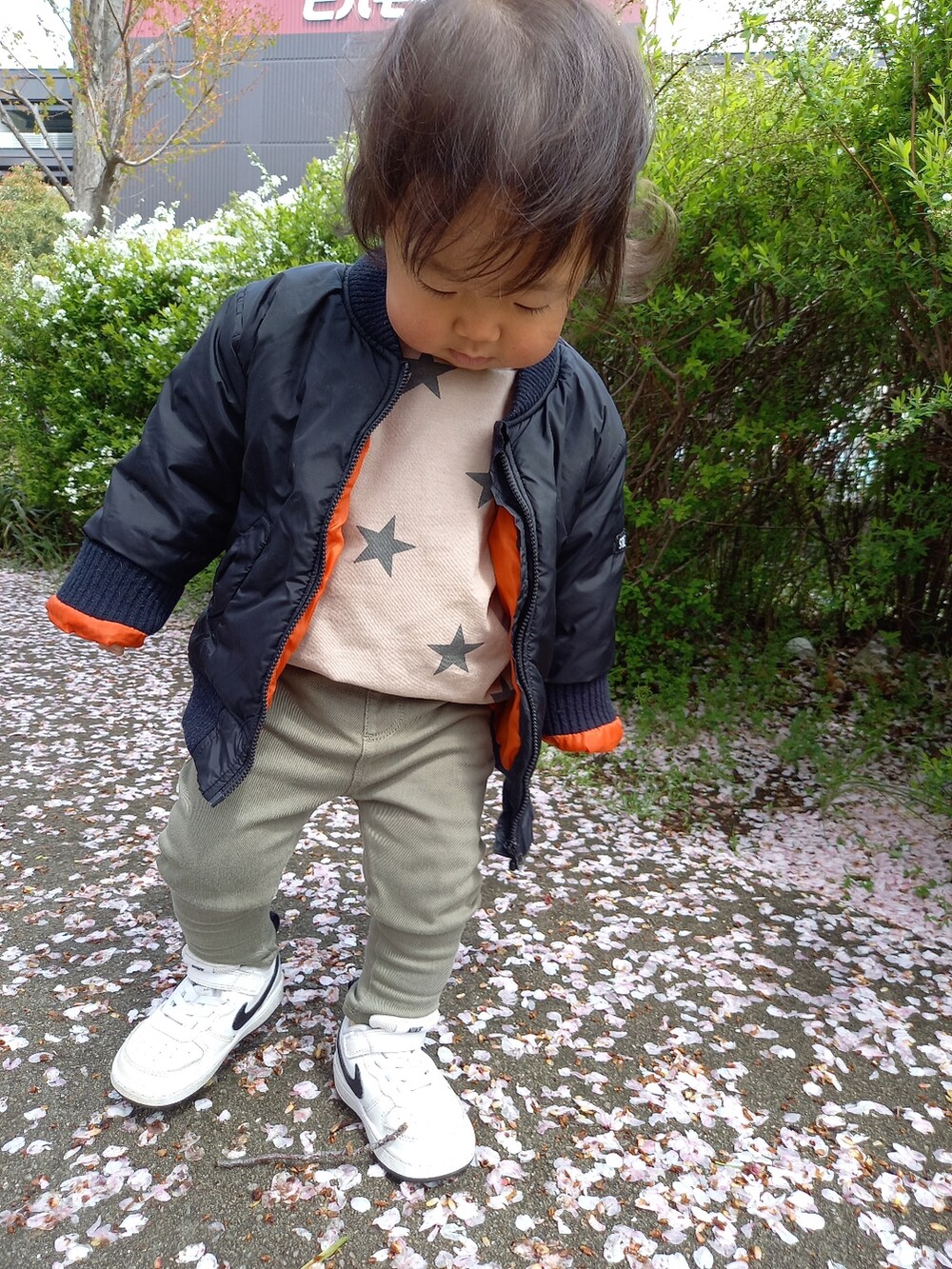 「はじめましてコーデ、シンプルコーデ、男の子コーデ、カジュアルコーデ、おしゃれさんと繋がりたい、西松屋、カジュアル、キャップ、白スニーカー」｜「NIKEのアイテム（スニーカー、ホワイト系）」を使った、aoto*senaさん（キッズ・70cm）の春コーディネートの2枚目の写真