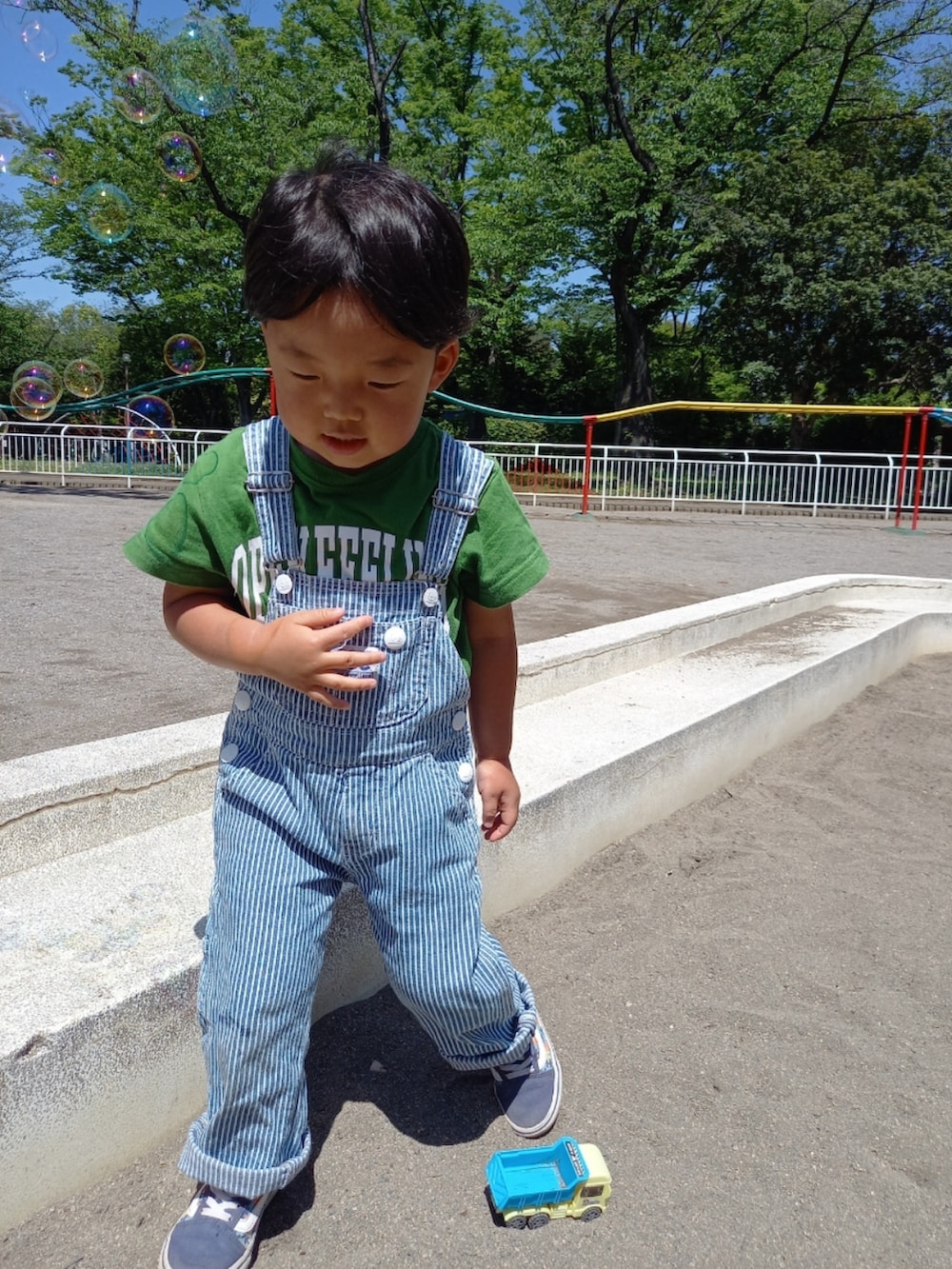 「キッズファッション、春夏コーデ、休日スタイル、GWコーデ、むすこーで、男の子コーデ、夏コーデ、プチフラコーデ、ゆるコーデ、カジュアルコーデ、デニム、Tシャツ、夏だ！Tシャツ着よう！、サロペット、オーバーオール」｜「VANSのVANS ヴァンズ OLD SKOOL(15-22) オールドスクール　V36CS PUZZLE NAVY（スニーカー、ブルー系）」を使った、aoto*senaさん（キッズ・90cm）の春コーディネートの2枚目の写真