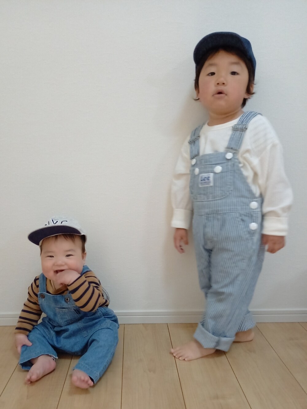 「春服デビュー宣言、サロペット、キャップ、ボーダー、男の子コーデ、カジュアルコーデ、今日のコーデ、デニム、春夏コーデ、春服みてみて」｜「BRANSHESの星柄トップス+デニムオーバーオールセット（ロンパース、ブルー系）」を使った、aoto*senaさん（キッズ・80cm）の春コーディネートの3枚目の写真
