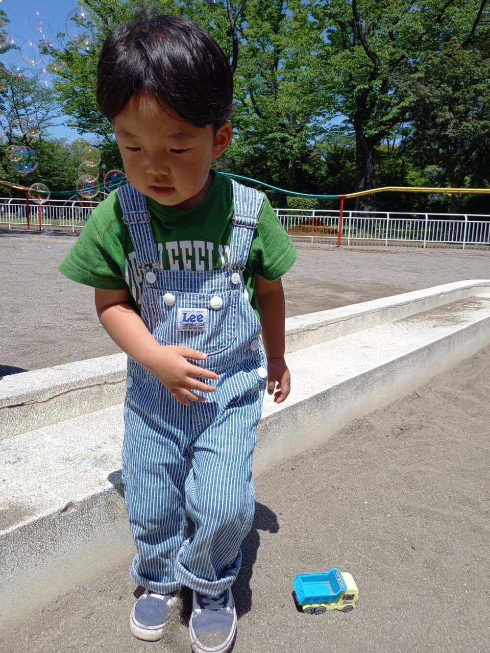 「キッズファッション、春夏コーデ、休日スタイル、GWコーデ、むすこーで、男の子コーデ、夏コーデ、プチフラコーデ、ゆるコーデ、カジュアルコーデ、デニム、Tシャツ、夏だ！Tシャツ着よう！、サロペット、オーバーオール」｜「VANSのVANS ヴァンズ OLD SKOOL(15-22) オールドスクール　V36CS PUZZLE NAVY（スニーカー、ブルー系）」を使った、aoto*senaさん（キッズ・90cm）の春コーディネートの3枚目の写真