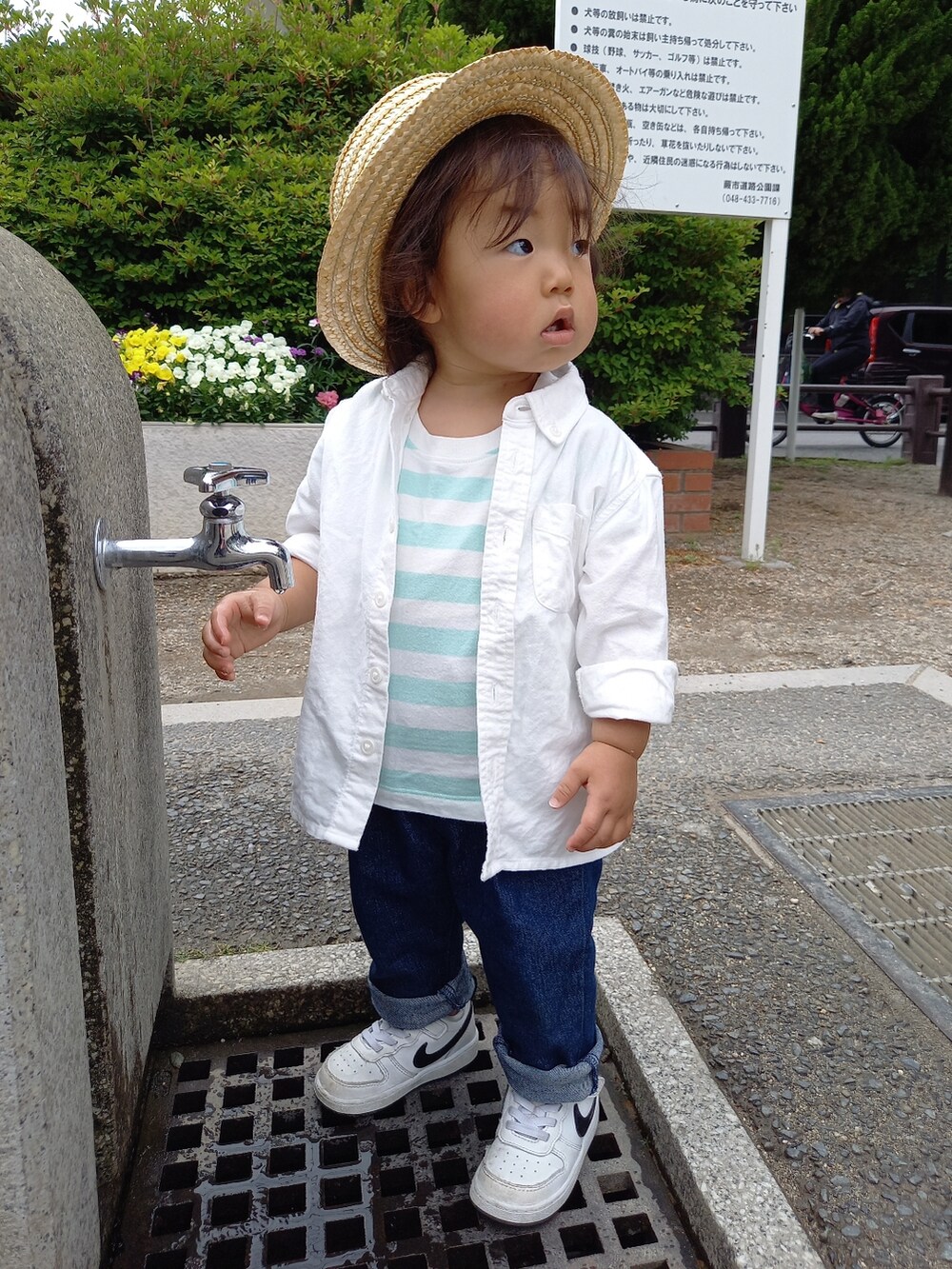 「ごきげんウィーク、休日コーデ、男の子コーデ、スニーカー、ボーダー、シャツスタイル、スニーカーコーデ、NIKE、カンカン帽、シンプル、初夏コーデ、春夏コーデ」｜「NIKEのアイテム（スニーカー、ホワイト系）」を使った、aoto*senaさん（キッズ・70cm）の春コーディネートの2枚目の写真