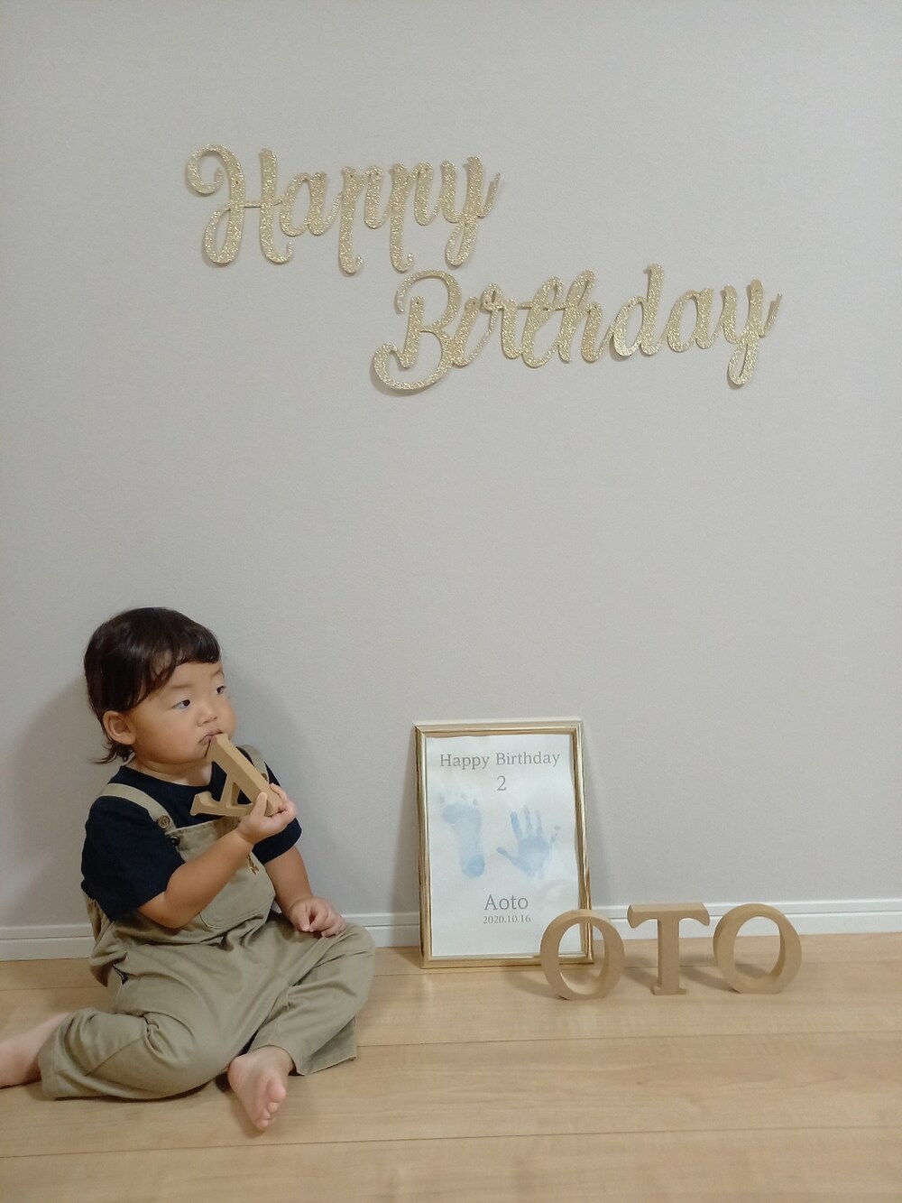 「シンプル、誕生日、サロペット、オーバーオール、男の子コーデ」｜「西松屋のアイテム（スニーカー、ホワイト系）」を使った、aoto*senaさん（キッズ・80cm）の秋コーディネートの3枚目の写真