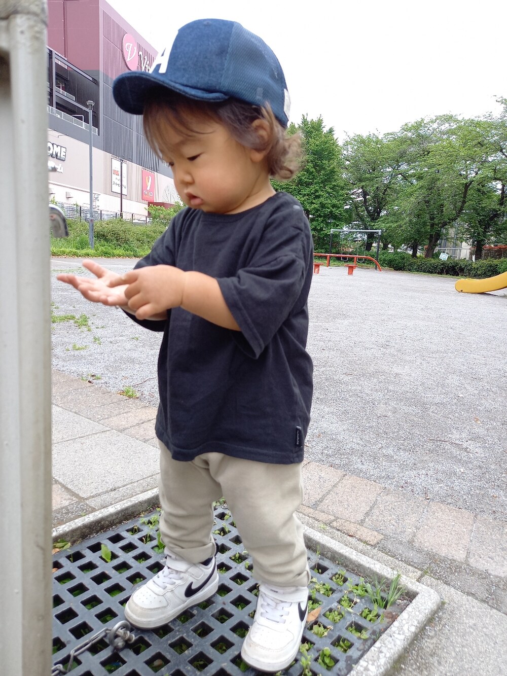 「キッズファッション、スウェットパンツ、男の子コーデ、シンプル、カジュアル、モノトーン、NIKE、キャップ」｜「NIKEのアイテム（スニーカー、ホワイト系）」を使った、aoto*senaさん（キッズ・70cm）の春コーディネートの2枚目の写真