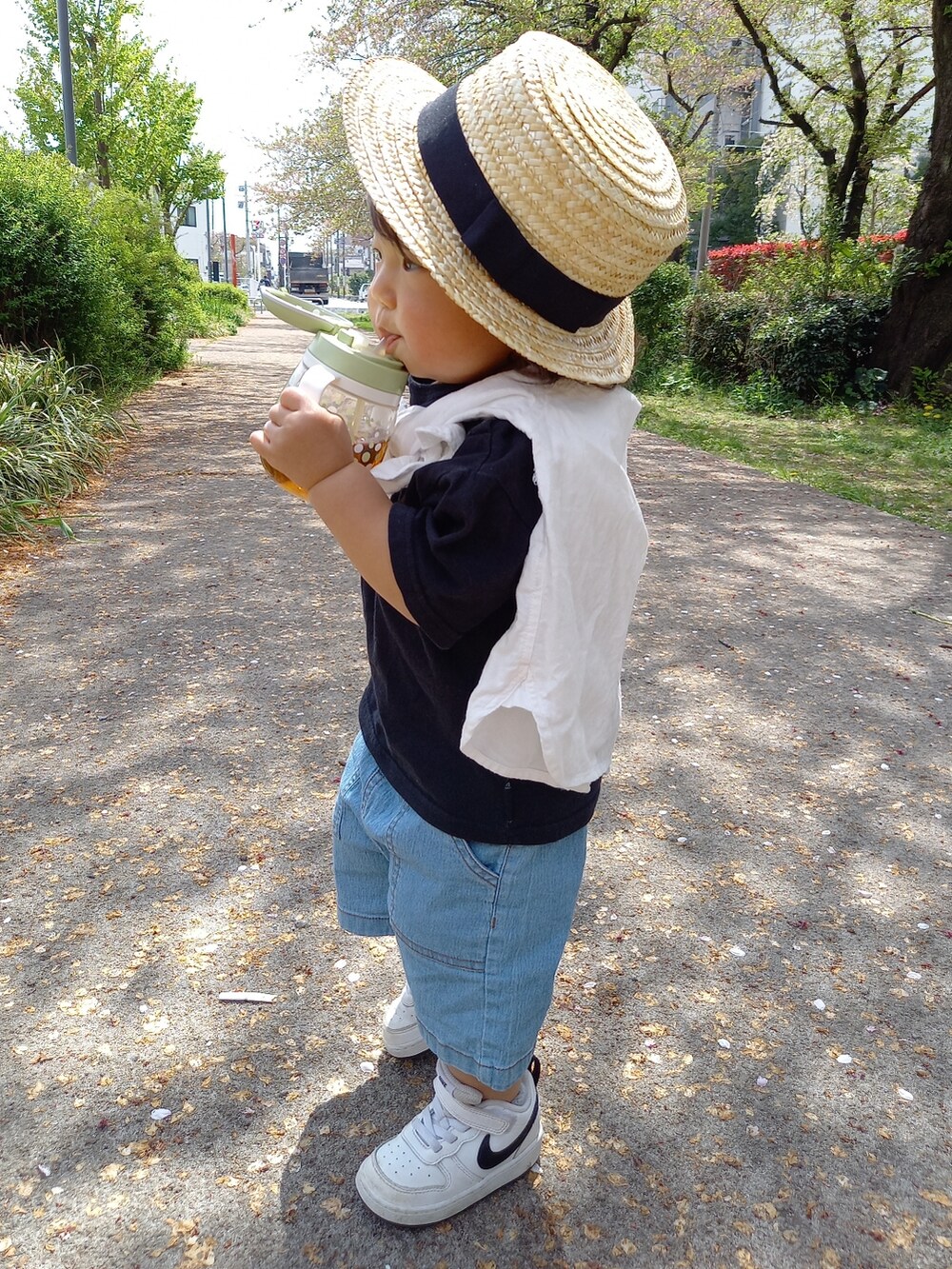 「キッズファッション、カジュアル、シンプル、夏コーデ、ビッグシルエット、おしゃれさんと繋がりたい、デニム、カンカン帽、ストローハット、ZOZOKIDSDAY、シャツスタイル、たすき掛け」｜「NIKEのアイテム（スニーカー、ホワイト系）」を使った、aoto*senaさん（キッズ・70cm）の春コーディネートの2枚目の写真