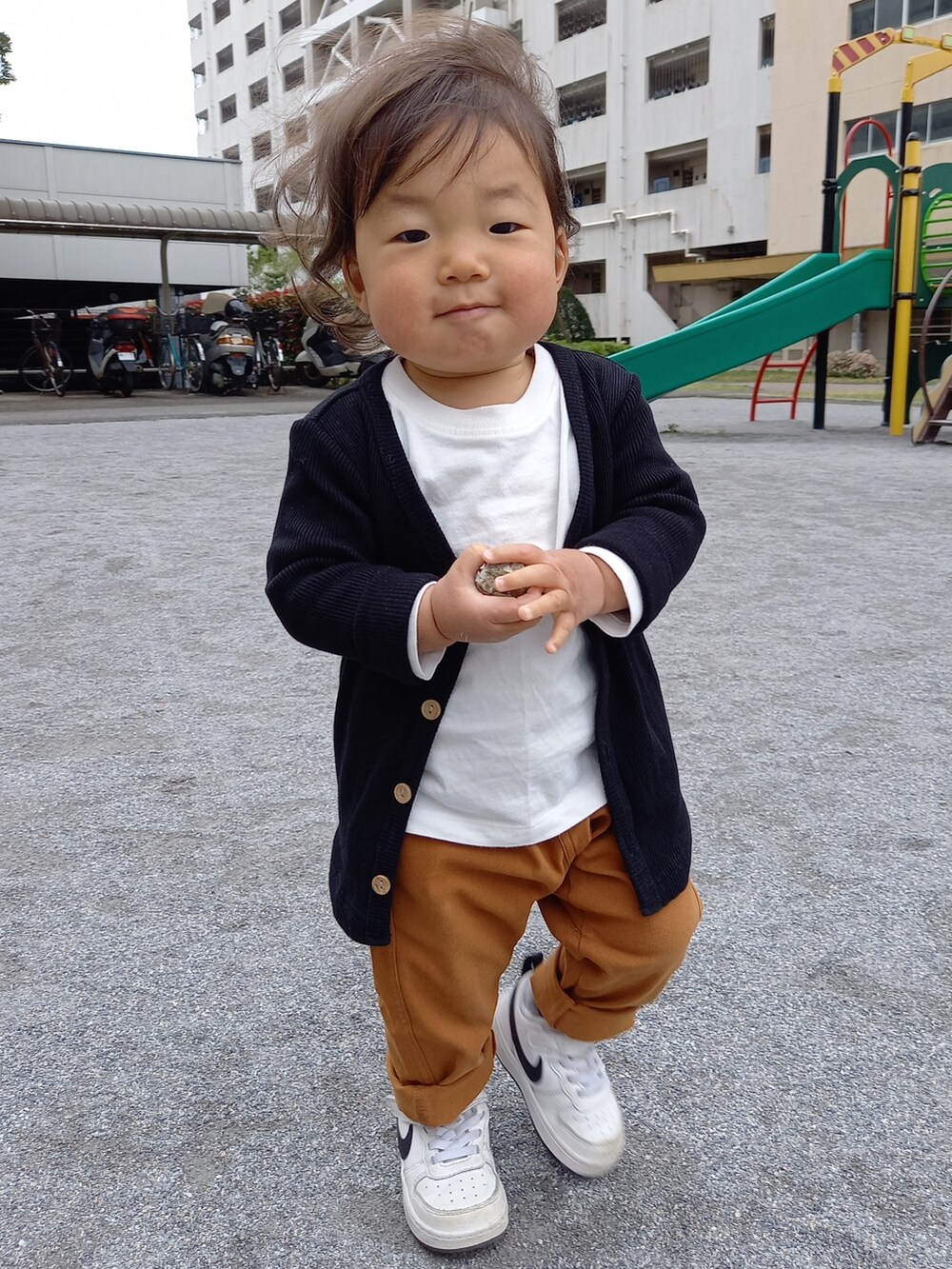 「はるコーデ、カジュアル、キッズコーデ、おしゃれさんと繋がりたい、プチプラ、男の子コーデ、スニーカー、オーバーサイズ、NIKE」｜「西松屋のアイテム（パンツ、ブラウン系）」を使った、aoto*senaさん（キッズ・70cm）の春コーディネートの2枚目の写真