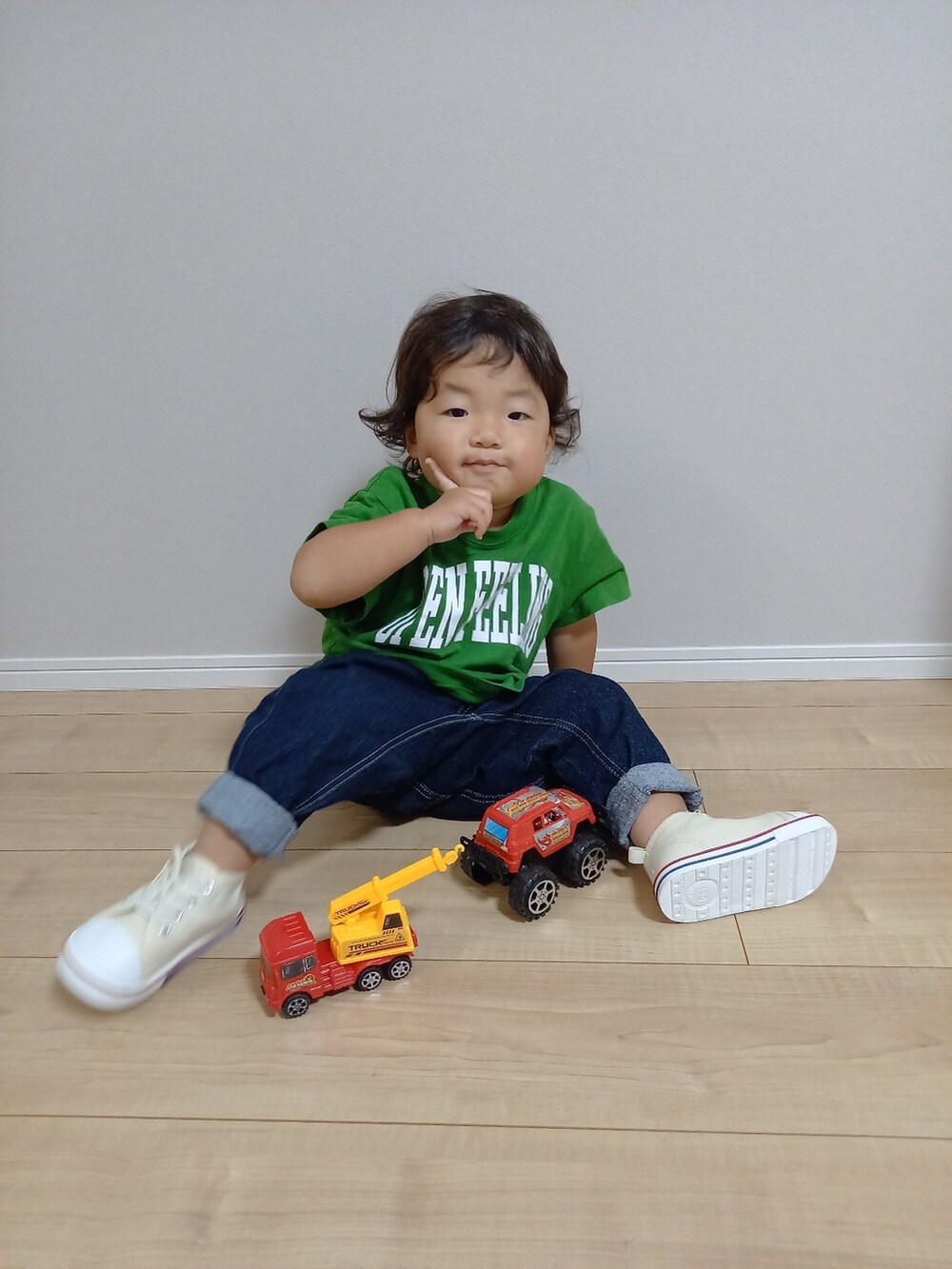 「秋ルック紹介するよ、ビッグシルエット、キッズコーデ、GU、スニーカーコーデ」｜「西松屋のアイテム（スニーカー、ホワイト系）」を使った、aoto*senaさん（キッズ・80cm）の秋コーディネートの3枚目の写真