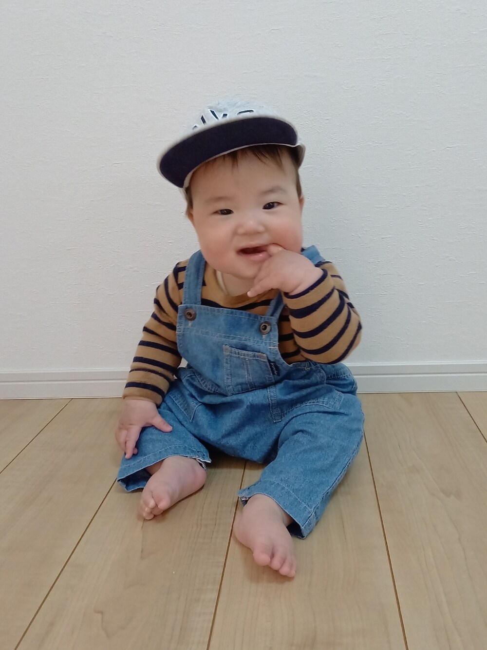 「春服デビュー宣言、サロペット、キャップ、ボーダー、男の子コーデ、カジュアルコーデ、今日のコーデ、デニム、春夏コーデ、春服みてみて」｜「BRANSHESの星柄トップス+デニムオーバーオールセット（ロンパース、ブルー系）」を使った、aoto*senaさん（キッズ・80cm）の春コーディネートの2枚目の写真