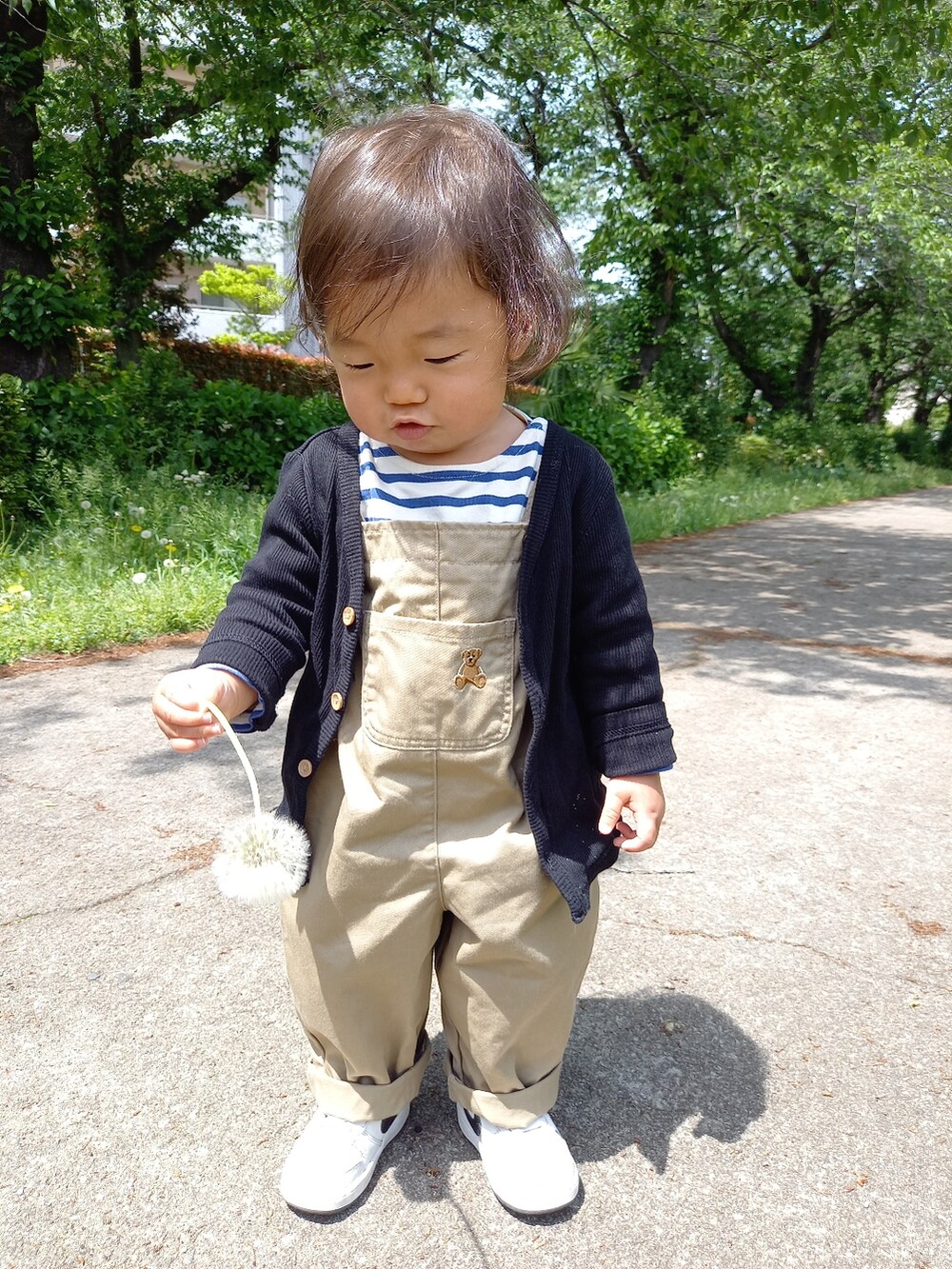 「ごきげんウィーク、カジュアルコーデ、休日スタイル、キッズファッション、シンプルコーデ、男の子、ZOZOKIDSDAY、オーバーオール、サロペット、肩掛けカーデ、NIKE、スニーカー、おしゃれさんと繋がりたい」｜「NIKEのアイテム（スニーカー、ホワイト系）」を使った、aoto*senaさん（キッズ・70cm）の春コーディネートの3枚目の写真