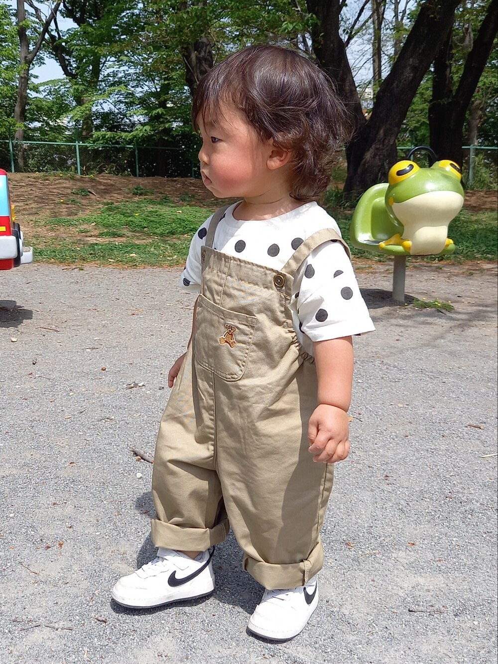 「キッズファッション、男の子、カジュアル、スニーカー、ZOZOKIDSDAY、白スニーカー、春服みてみて、サロペット、オーバーサイズ、オーバーオール、おしゃれさんと繋がりたい、ドット」｜「NIKEのアイテム（スニーカー、ホワイト系）」を使った、aoto*senaさん（キッズ・70cm）の春コーディネートの2枚目の写真