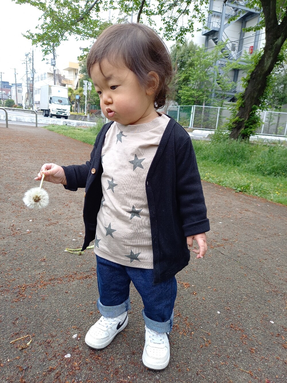 「キャップ、キッズファッション、おとこのこ、カジュアルコーデ、おしゃれさんと繋がりたい、ゆるコーデ、ZOZOKIDSDAY、NIKE、スニーカー、ロンT」｜「NIKEのアイテム（スニーカー、ホワイト系）」を使った、aoto*senaさん（キッズ・70cm）の春コーディネートの2枚目の写真