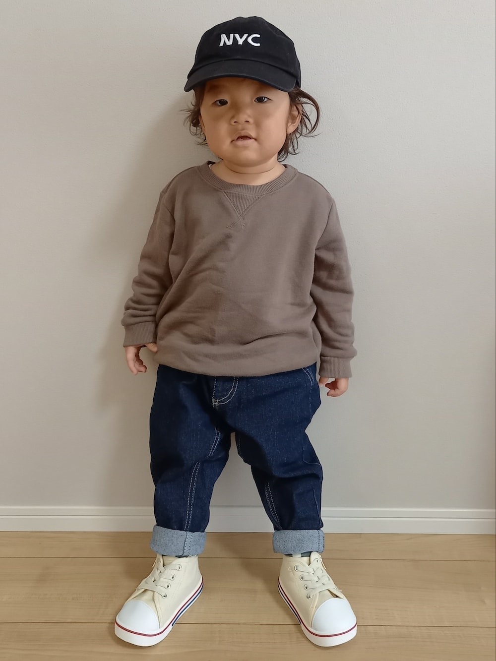 「WEARハロウィン2022、キッズファッション、男の子、秋冬コーデ、シンプルコーデ、2歳、デニム、スウェット、キャップ」｜「西松屋のアイテム（スニーカー、ホワイト系）」を使った、aoto*senaさん（キッズ・80cm）の秋コーディネートの3枚目の写真