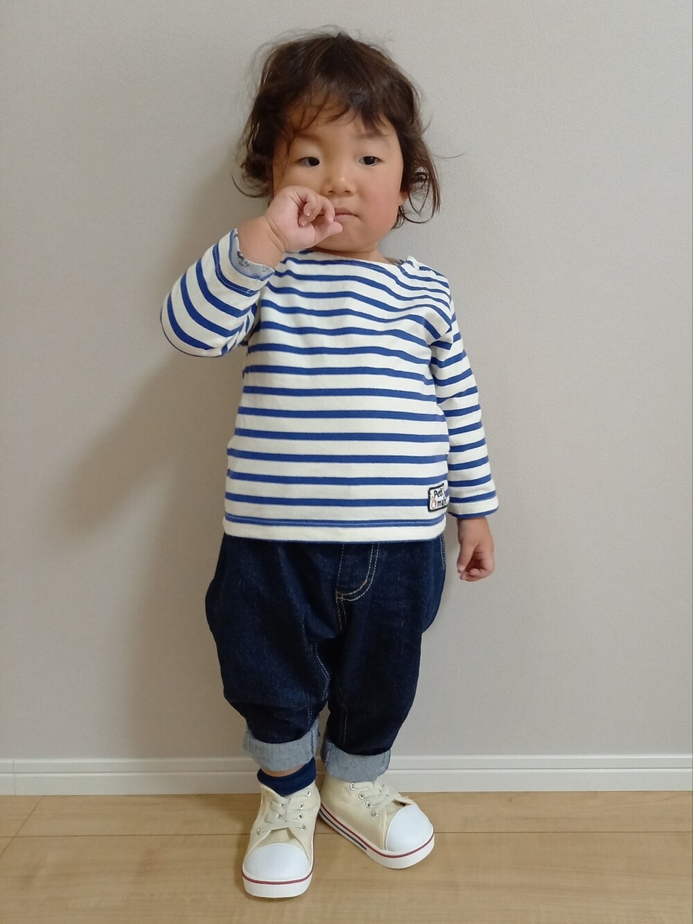 「キッズ、プチプラ、男の子ファッション、秋コーデ、シンプルスタイル、シンプル、カジュアル、デニム」｜「西松屋のアイテム（スニーカー、ホワイト系）」を使った、aoto*senaさん（キッズ・80cm）の秋コーディネートの2枚目の写真