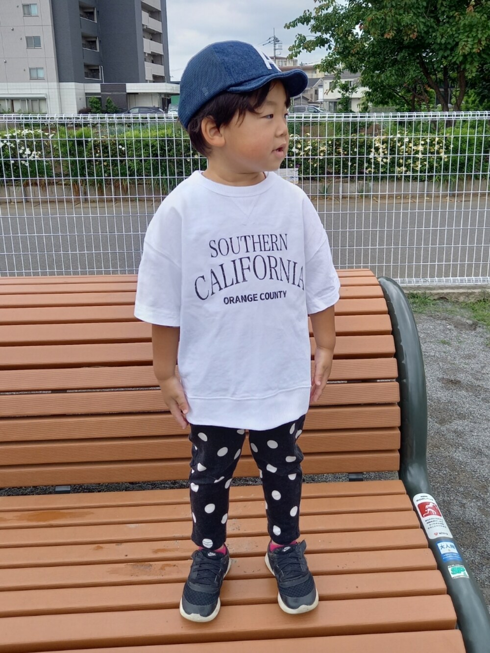 「モノトーン、プチプラ、雨の日コーデ、シャツ好き集まれ、キッズファッション、シンプルコーデ、男の子コーデ、むすこーで、きれいめカジュアル、カジュアル、ロゴT、キャップ、ドット、ビックシルエット」｜「NIKEのNIKE ナイキ 12-16 TANJUN EZ (TDV) タンジュン EZ TDV KDX9043 003BLACK/WHITE（スニーカー、ブラック系）」を使った、aoto*senaさん（キッズ・90cm）の夏コーディネートの2枚目の写真